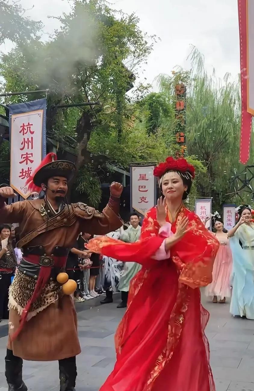 翁虹一点也不顾形象呀。近日，在某景区，有网友拍到翁虹身着大红裙在表演。衣服的