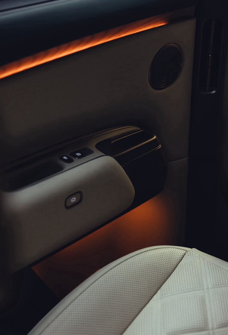 理想l9livis曝光的这套内饰确实有了全新的设计。温润，舒适，克制，功能恰