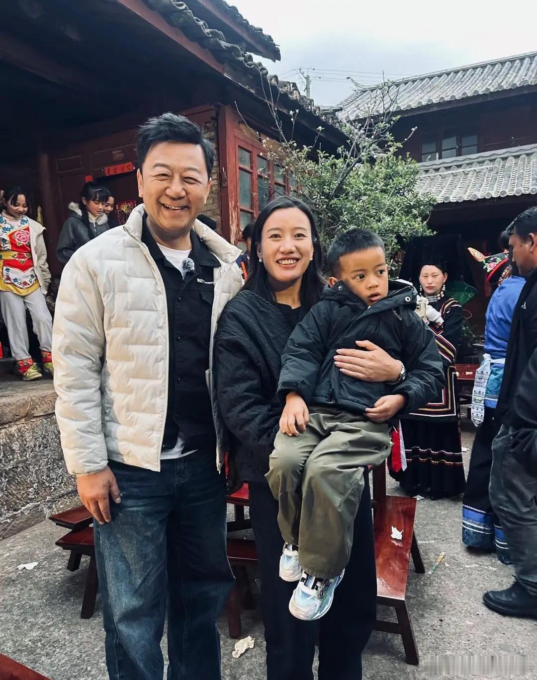 郭涛在云南石龙村吃杀猪宴被偶遇，，他现实中真人看起来很憨厚，他的穿衣打扮朴素大方