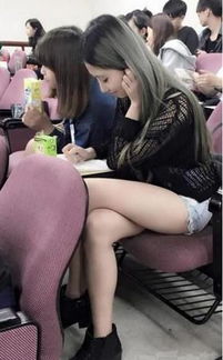 笑话：一男子去相亲，女方问他：“你喜欢什么类型的女孩？”男子说：“我喜欢比较丰满