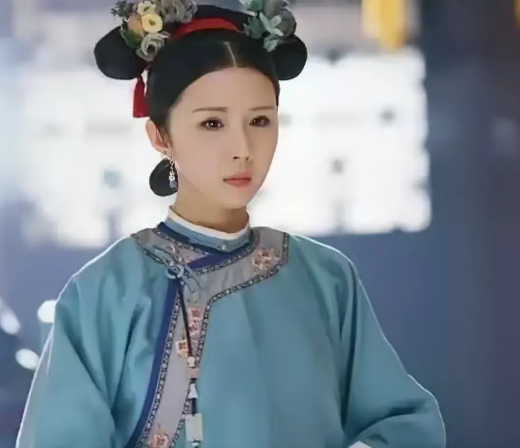 1685年，康熙路过辛者库时，见一宫女生得清新脱俗，便临幸了她。事后，康熙不但没