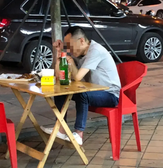 中年男人的人生遗憾，竟然是儿子太优秀！昨天四个中年男人聚会，喝酒时聊到了自己