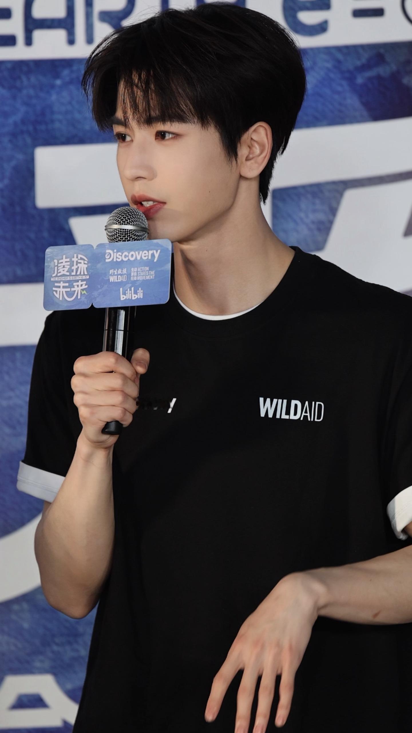 张凌赫说不出现在荧幕不会化妆omg因为他根本不需要化妆。。。如果你也在电影院大屏