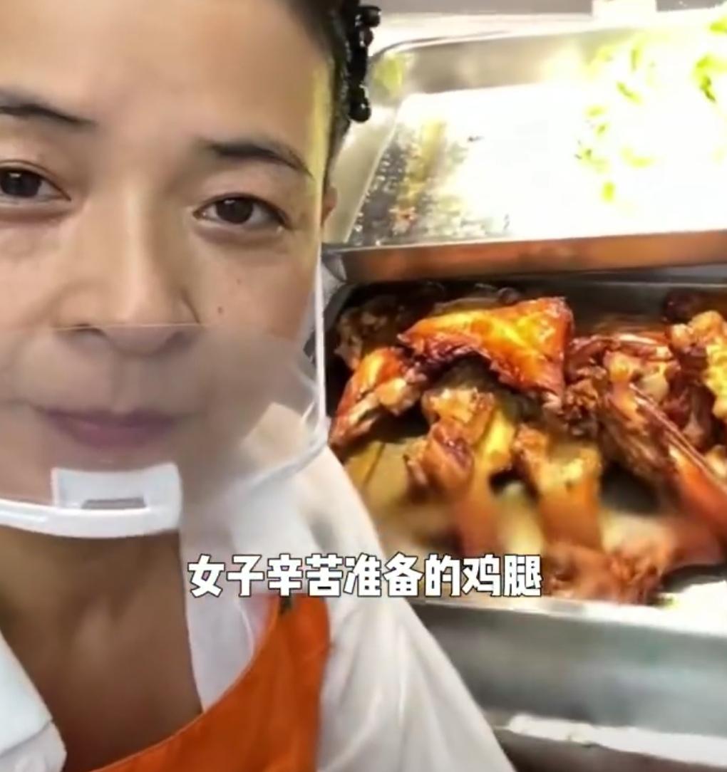 深夜的郑州街头，大部分商铺早已关门，行人寥寥无几。一位摆摊的大姐却迟迟不收摊，面
