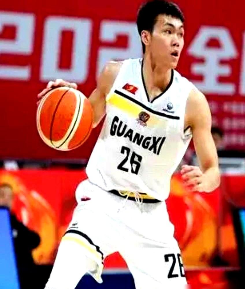 前面有周琦胡明轩这俩大哥顶着，庞峥麟一下就活了。乔帅只给了他7分钟，结果他6