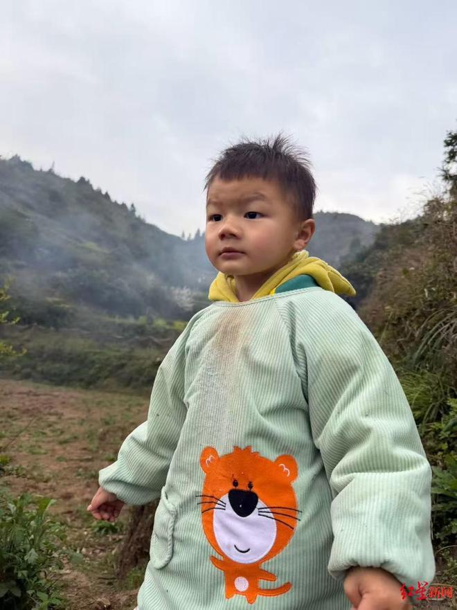 贵州凯里，4岁中度自闭症男童文浩，趁爷爷奶奶做家务、后门没关严，从门缝跑出。短短