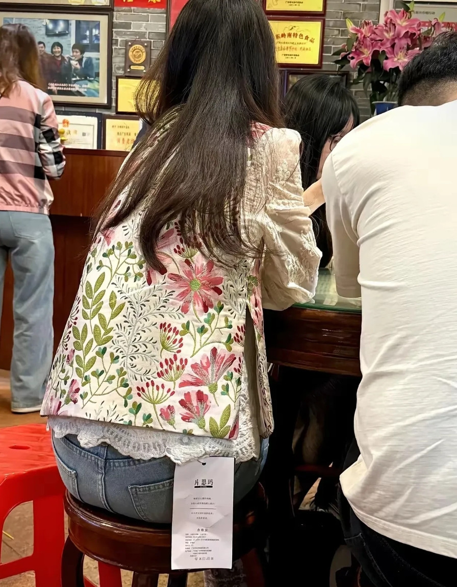 广东东莞，有一名男子下班之后，到一家烧腊店吃饭，发现有一名女子穿着的蕾丝衣服挂着