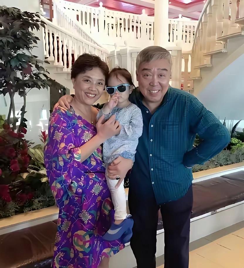 一张怀旧珍贵旧照曝光！相声大师师胜杰和妻子、外孙女温馨合影，一家人氛围和睦温情。