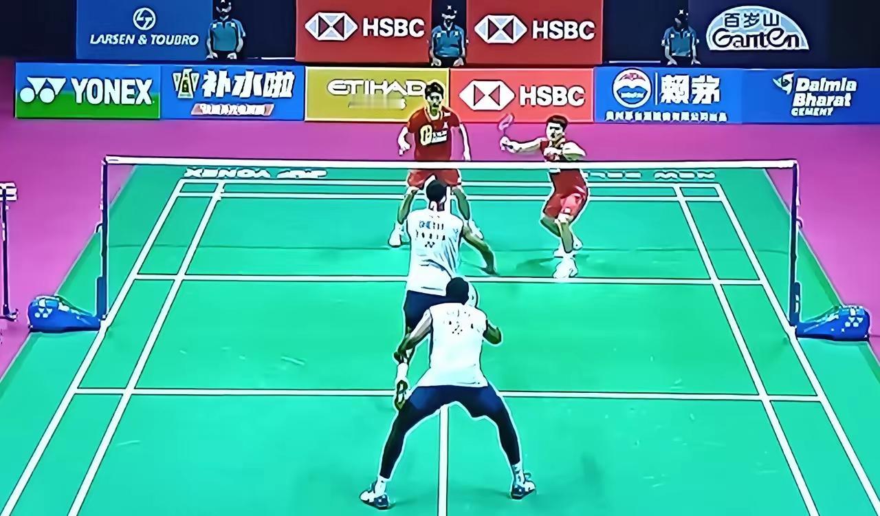 世锦羽毛球赛。梁王组合在印度客场，2-0横扫东道主。首局21-18，第二