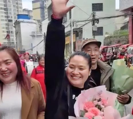 广东30岁男子突然接到电话，“你亲生父母找到了！”男子连连摇头：“不可能，一定搞