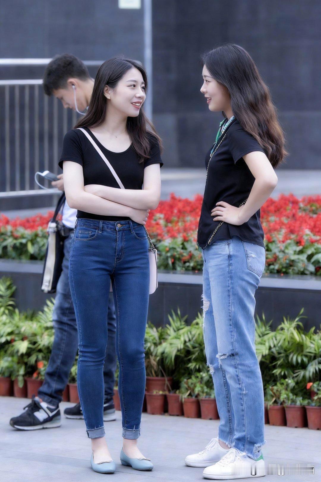 闺蜜的街头穿搭简直太让人爱了！上次和闺蜜逛街，她穿了牛仔外套配格纹短裙，那青春感