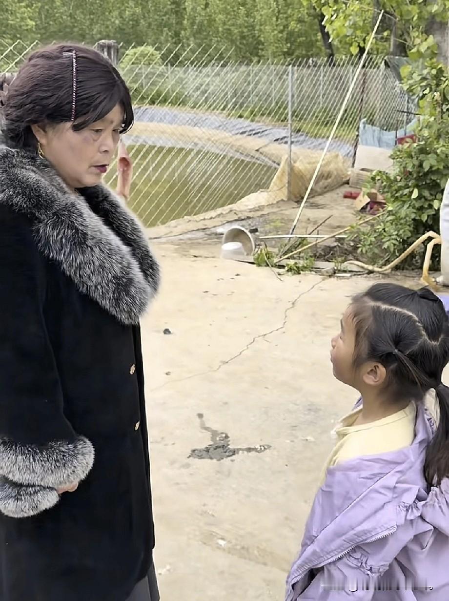小故事！自从老壳子从小黑屋出来以后，就像变了一个人一样每天打扮得花