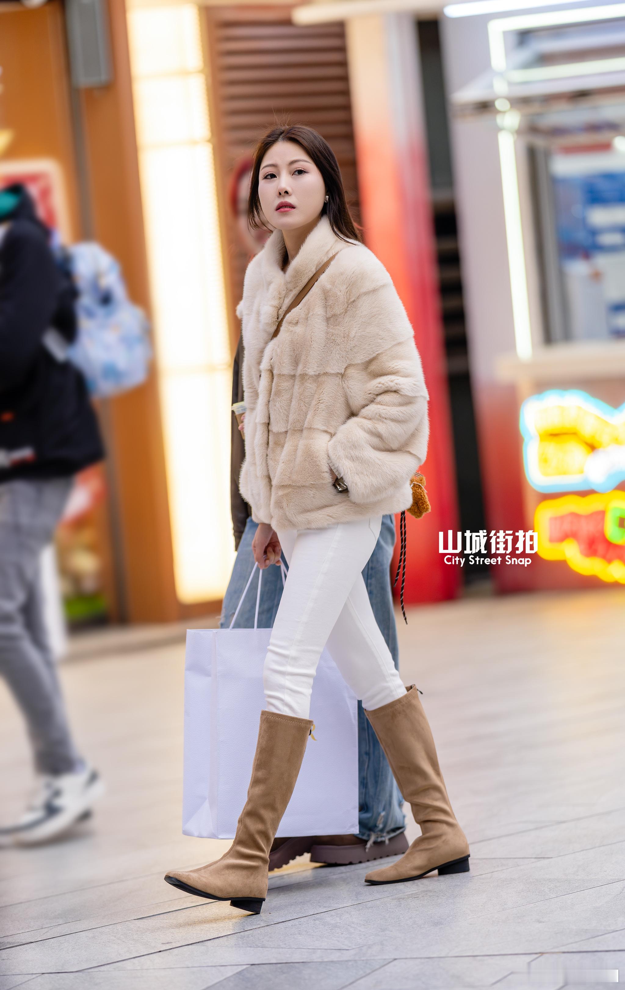 小姐姐在看什么~