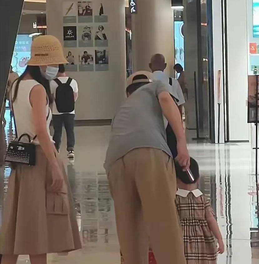 今天刷到任重带女儿逛商场的视频，小公主被爸爸抱在怀里，身上那条Burberry小