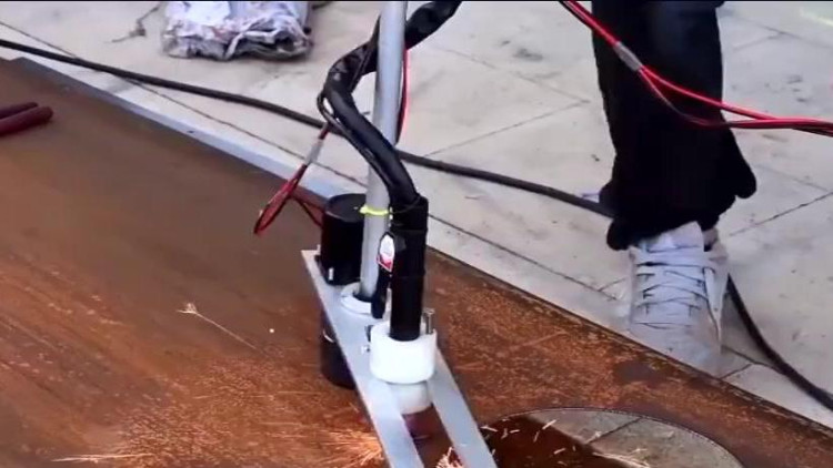 牛人最新发明，切割圆铁板，干净利索标准