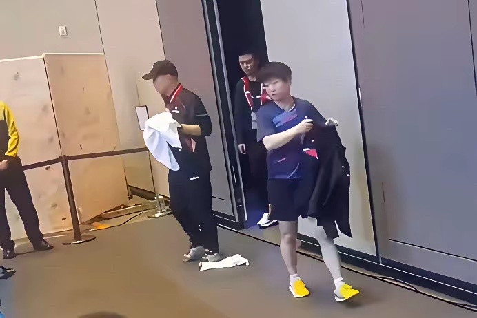 莎莎的小方毛巾掉地上了，莎莎头也没回就感应到了。她赶紧提醒继续往前走的小杨:掉了