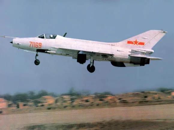 2005年10月，一河南农民驾驶拖拉机正拉着满车玉米路上行驶，突然，一阵巨大轰鸣