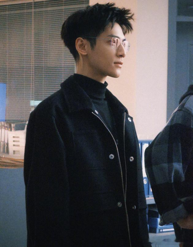 1.张凌赫、林允这两天一直在拍吻戏，有一条吻了一分钟多钟，吻完林允和张凌赫都叹气