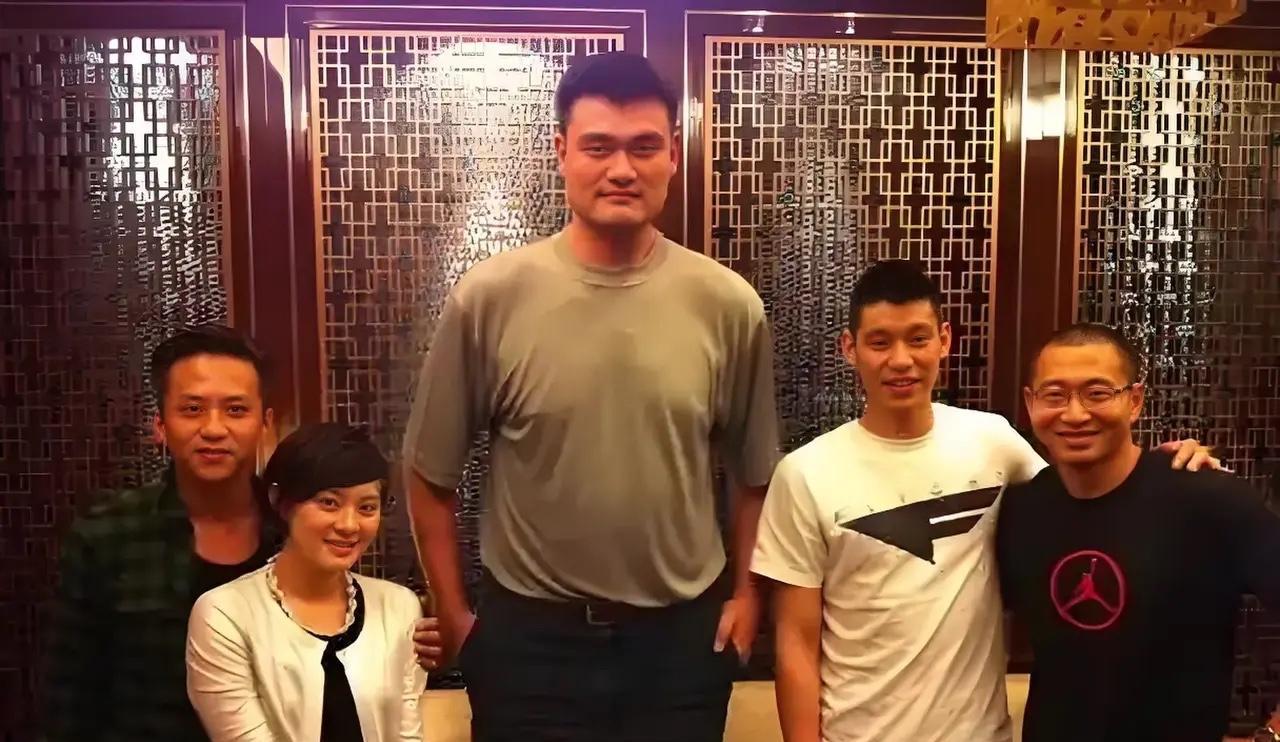 姚明身高真高，旁边的林书豪也是曾经的NBA运动员，都要高出二个头了