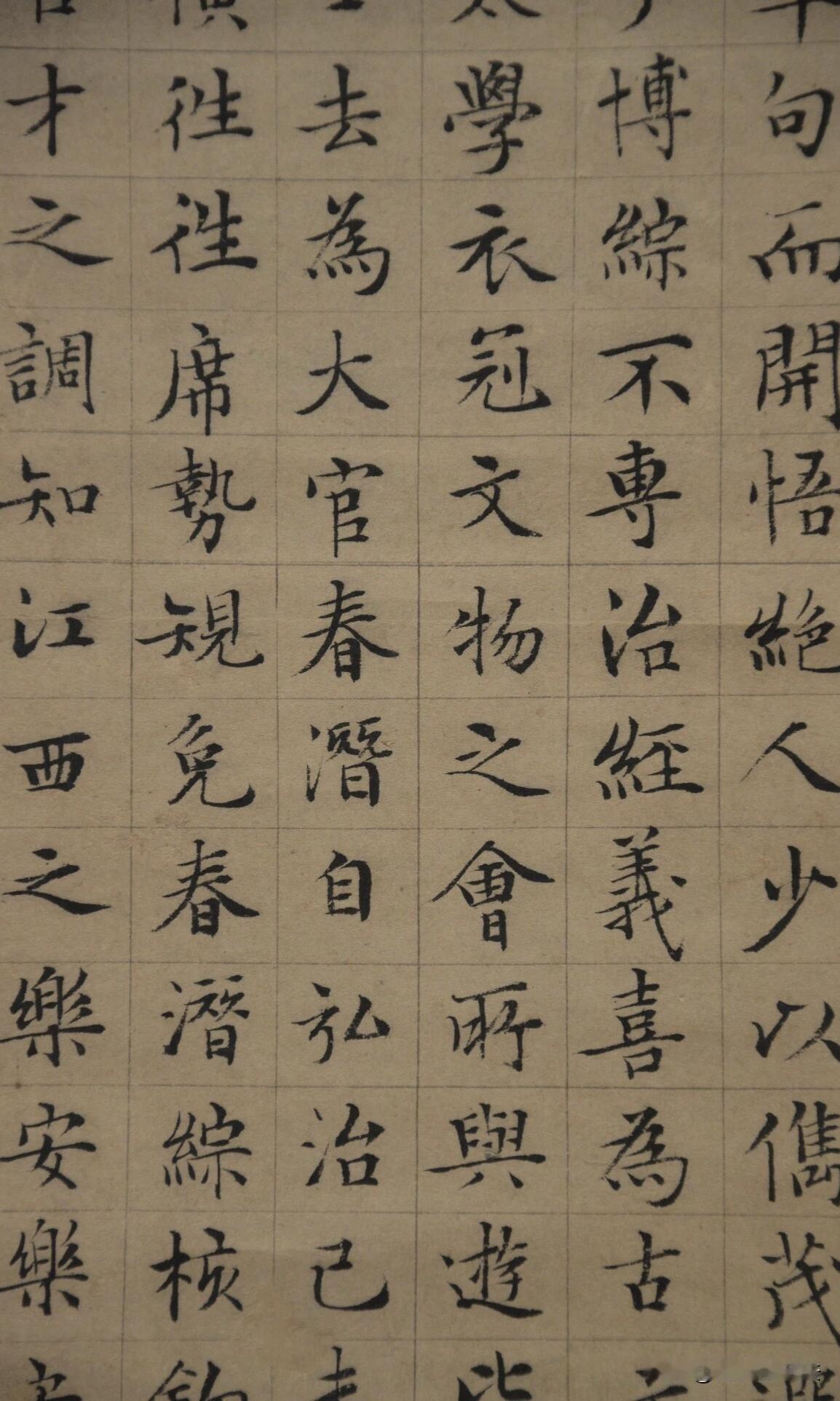 这卷明代小楷手迹，满纸书卷气，格线之内字字端庄沉静。笔法不刻意炫技，起收含蓄，骨