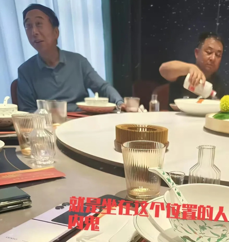 把冯巩喝茅台照片发出来的人，绝对居心不良。酒桌上最招人厌、令人作呕的就是这种人