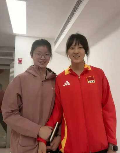 为了备战全运会青年组比赛，江苏U18女排终于凑齐充足的人员进行分组对抗了！随着