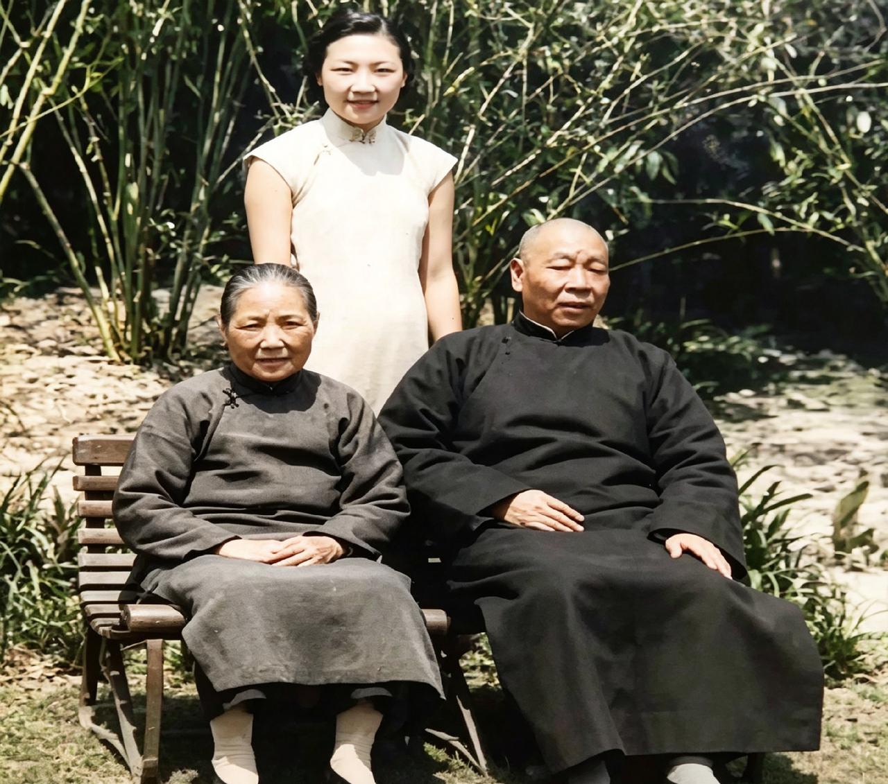 30年代上海黄家花园，黄金荣跟原配林桂生坐着，儿媳李志清站后头。当年叱咤风云的大