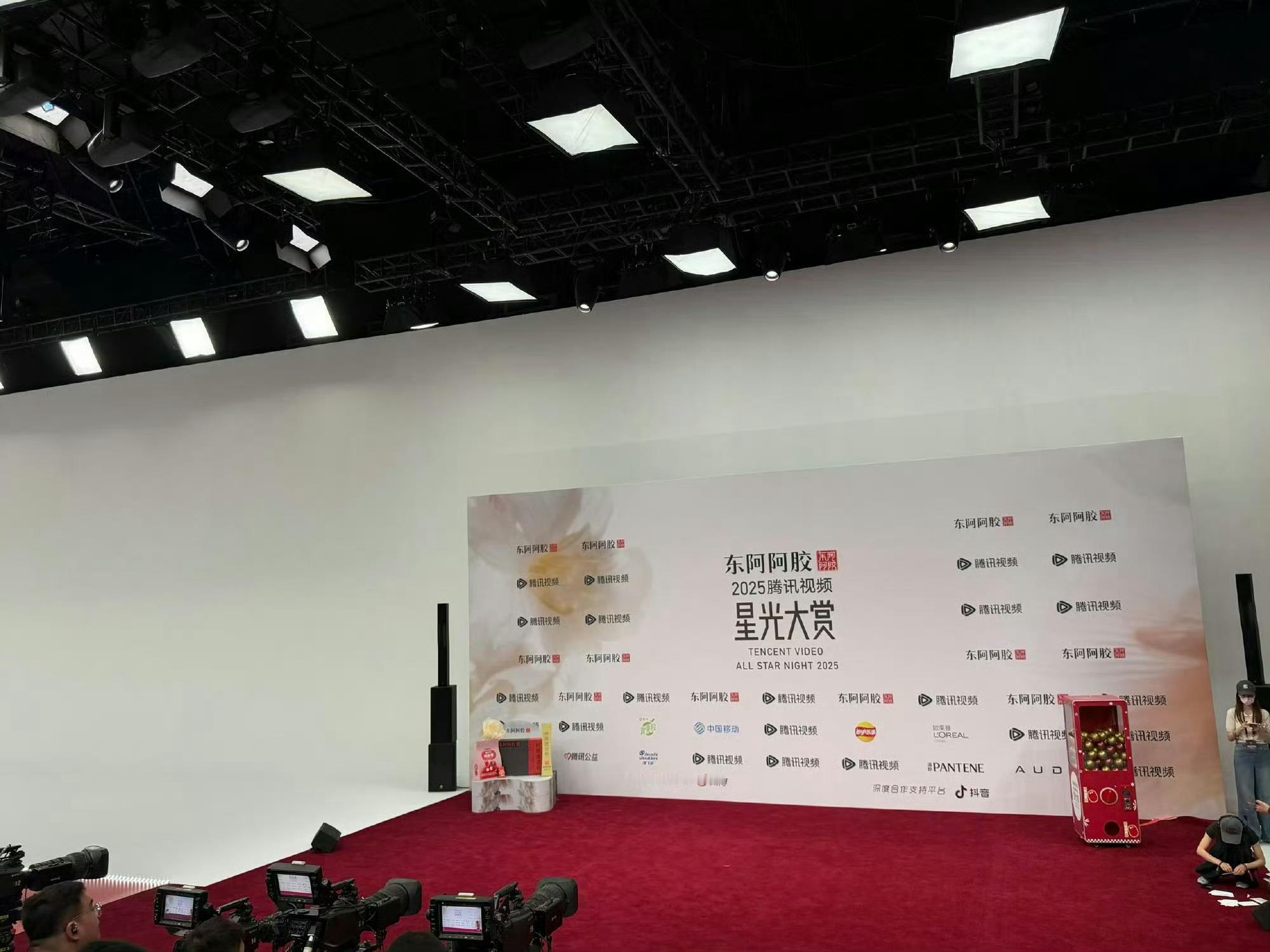 寒酸，简陋，星光大赏赞助商数量多少，要看腾讯视频想复制粘贴多少个自己。第一次见连