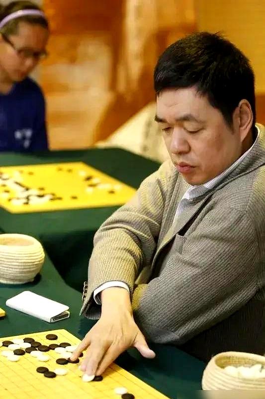 那句“进了二冠群”，一落地，棋还没凉，火药就窜起来了。22岁的王星昊，刚逆转韩