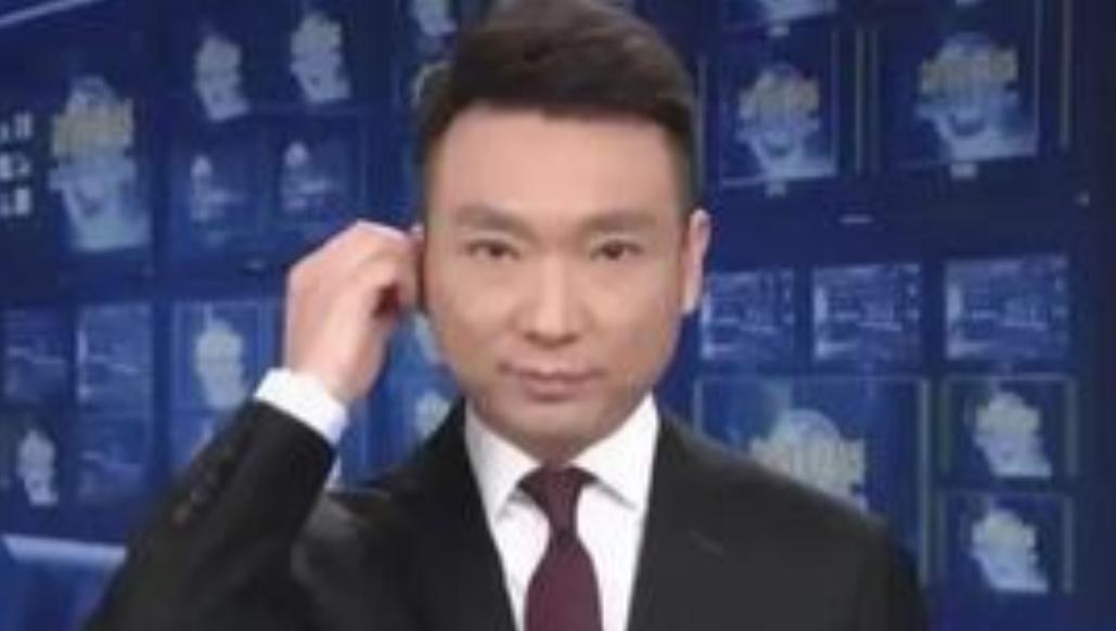 2020年，康辉在《新闻联播》直播时，忽然暂停了2秒去调整耳机，结果就是这个动作