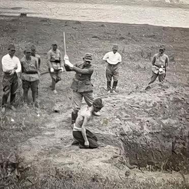 松井石根离开南京前，挖走了十罐浸透鲜血的泥土。这些泥土被运回日本，烧成了一尊观