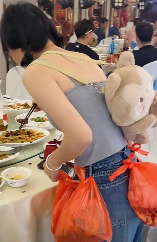 今天被一个20岁的姑娘教育了。今天去吃婚宴，满桌人不喝酒不抽烟只喝了点饮料，