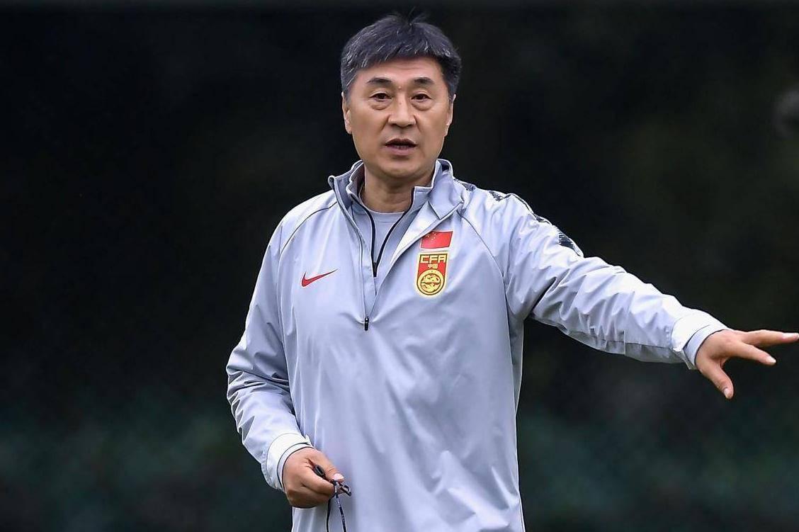 中国女足若选新帅，尽量别选国内男主教练！回想起来，当年贾秀全带着中国女足保守