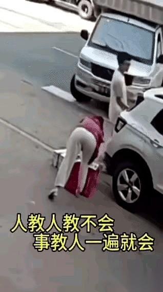 网上那个视频，看得人后背发凉。大马路正中间，一男一女把车一停，打开后备箱，不紧