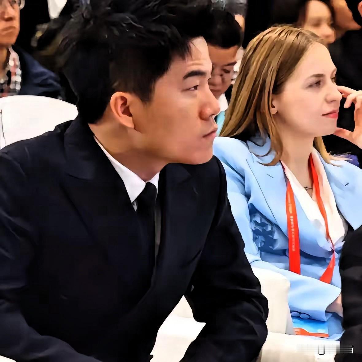 我敢说，没人没发现吧？董宇辉能火到现在，根本不是偶然，核心就三点，少一个都不