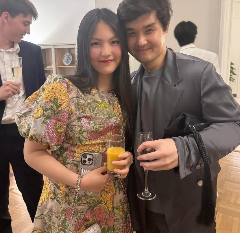李湘把女儿教育的非常好，先不说衣服好不好看，但从来都是端庄大气风格。 对比小