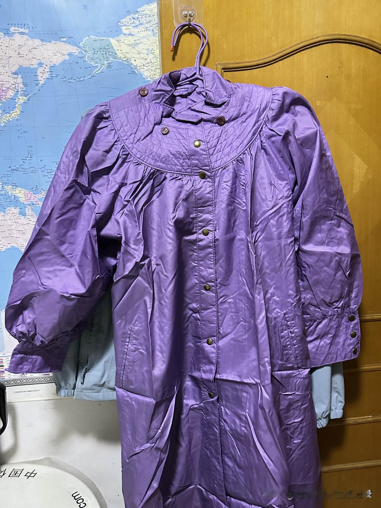 北京的老伙伴们还有人记得这件长城牌风雨衣吗？曾经也是很时髦的一款呢。在岁月的长