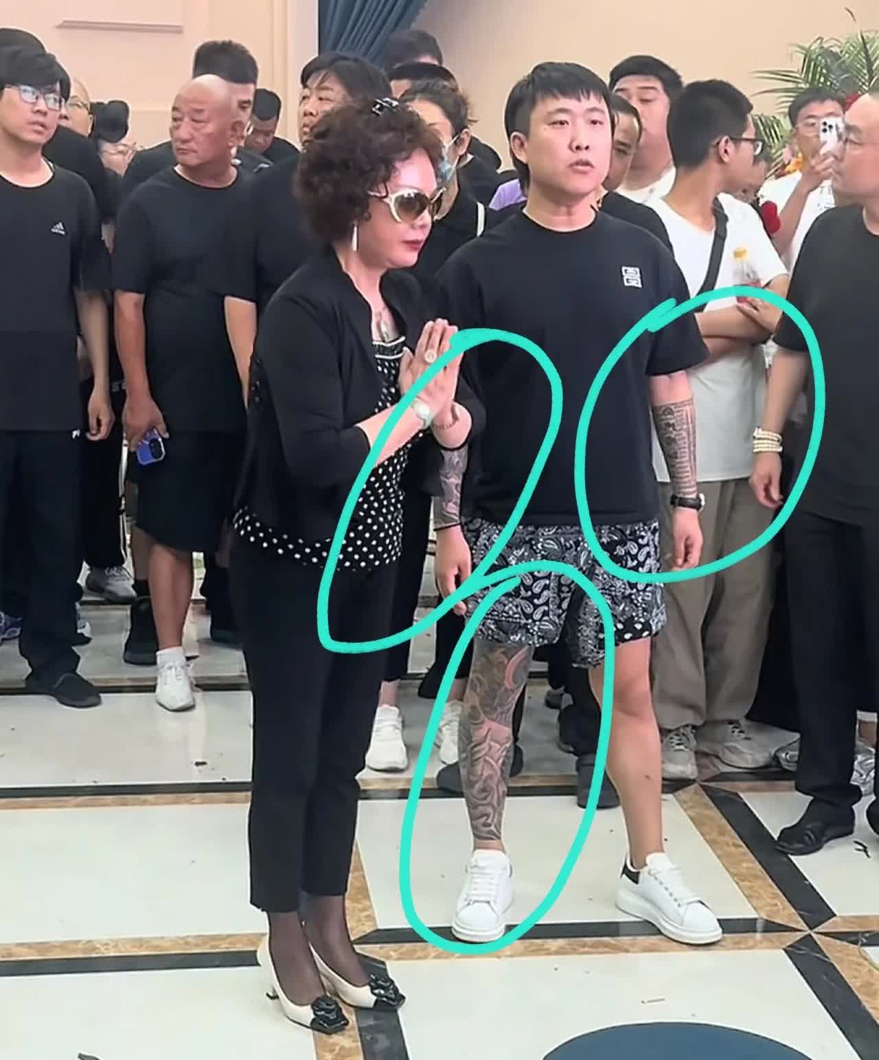 葬礼上的纹身主事人，到底什么来头？杨少华的葬礼上，一个满身纹身、穿着大裤衩的