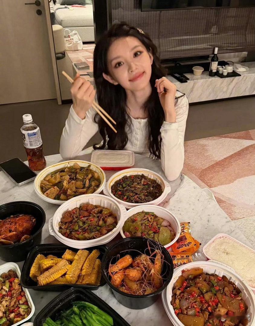 田曦薇不弄刘海照样很美，那双大眼睛特别灵动