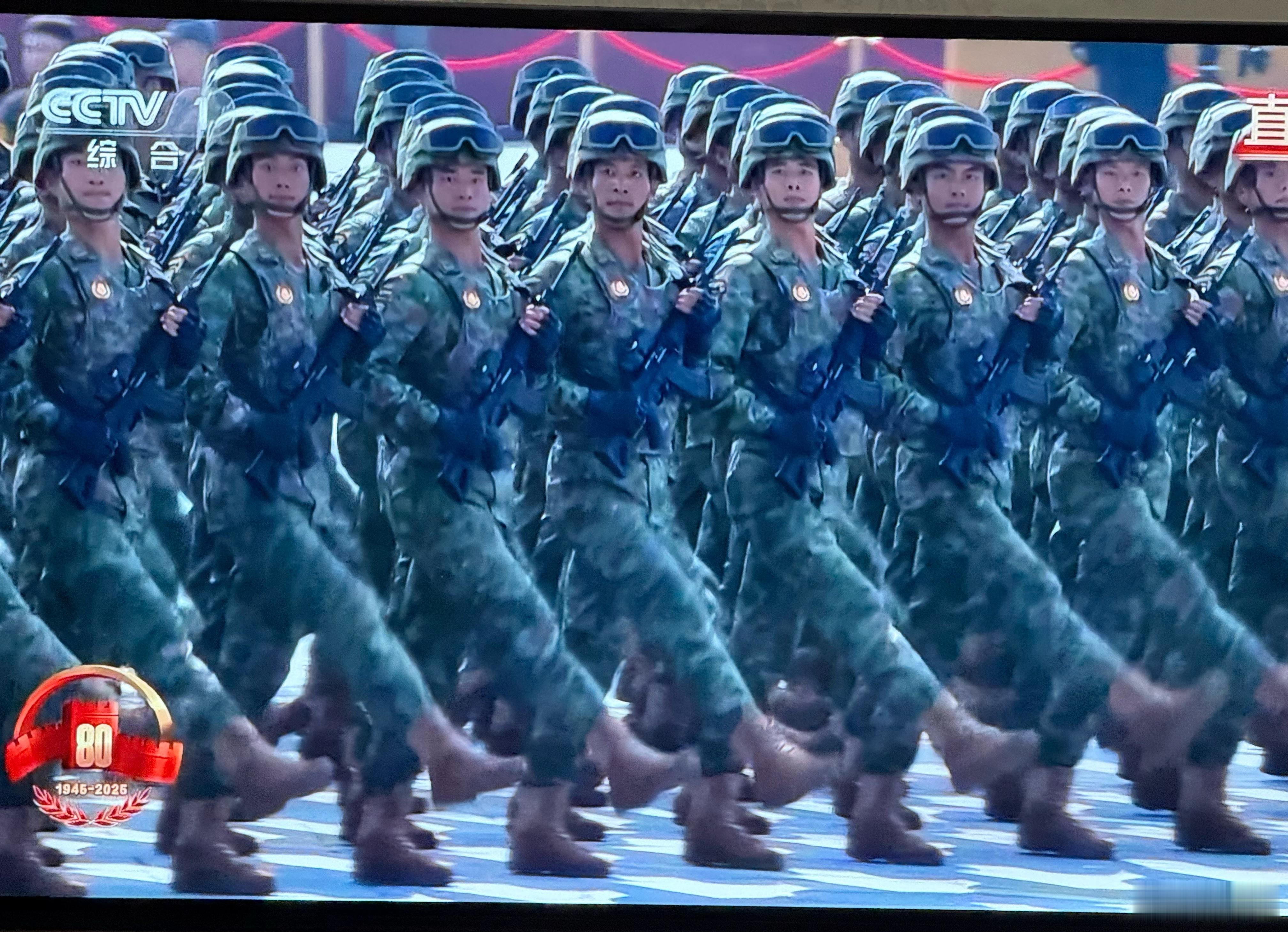 卧槽真的有太空部队了！！！威震天就是他们从月球背面抓回来拷打的！​​​