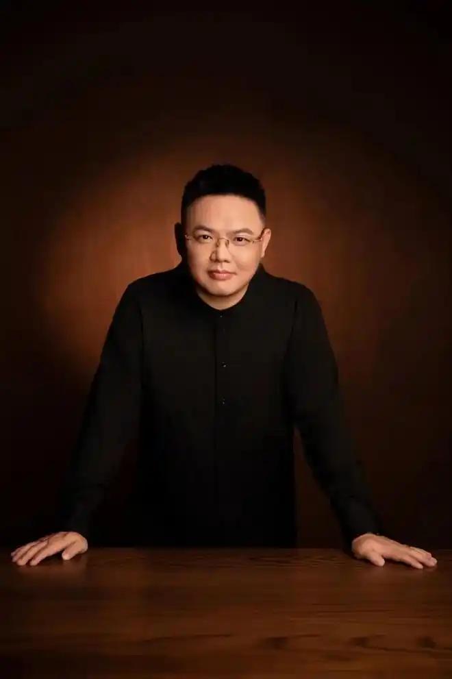 2014年，白伟民的公司破产后，身边的人纷纷离开，唯独有一个人始终留下来。白伟民