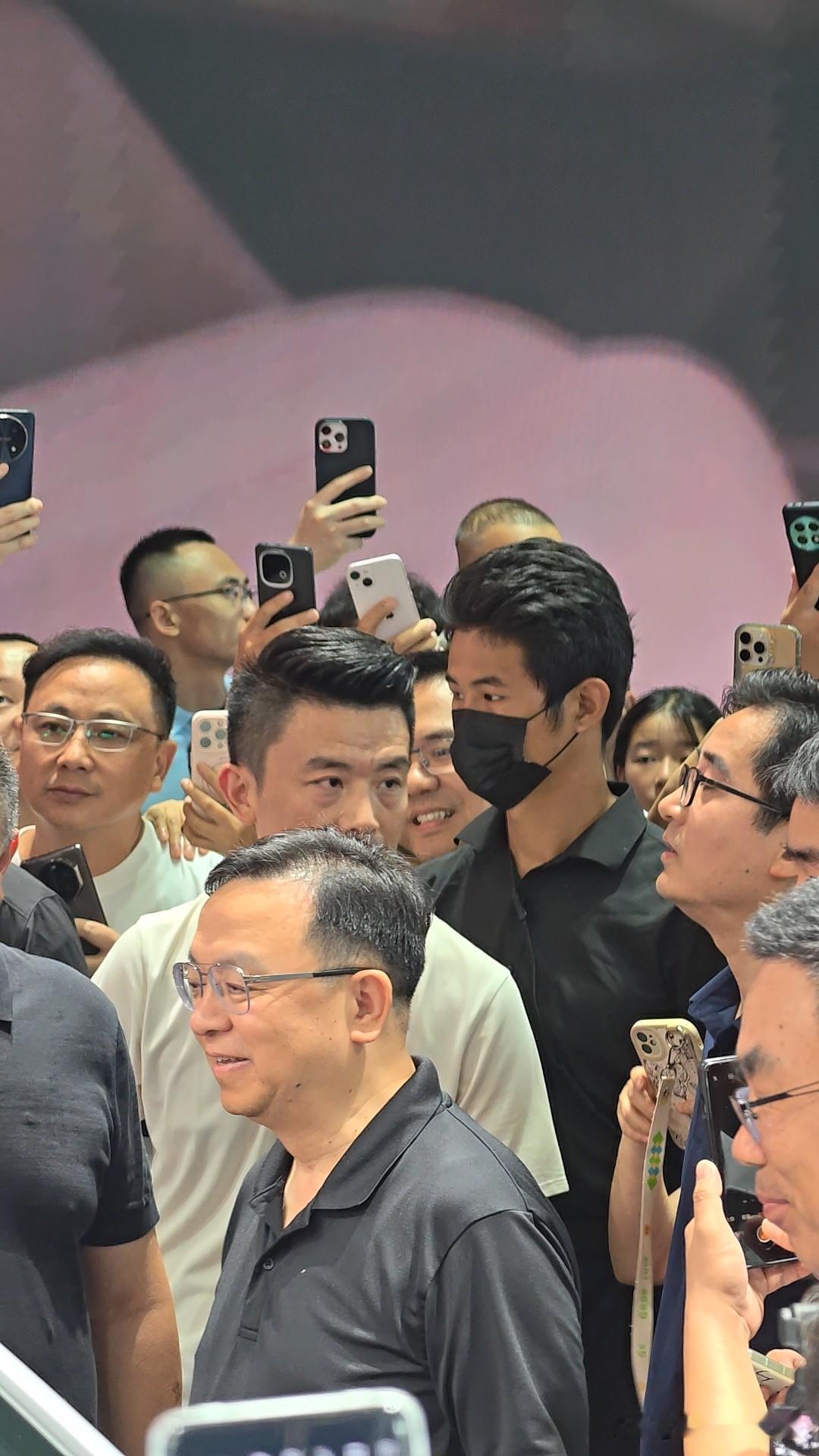 王传福率高管天团现身粤港澳车展，比亚迪展台被“挤爆”5月31日，粤港澳大湾区