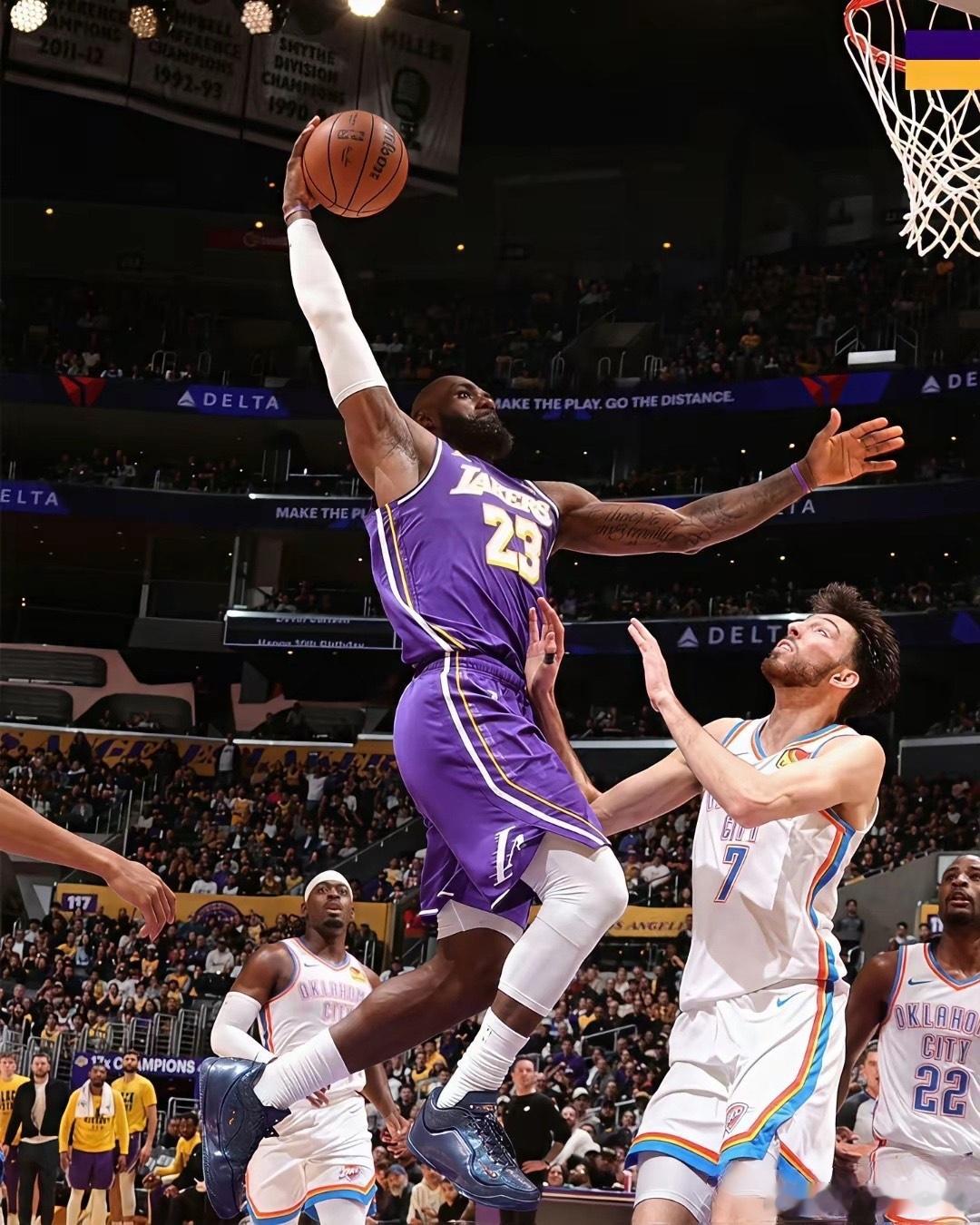 真的别再让老詹一个人扛了湖人再次不敌雷霆，詹姆斯全场22分6篮板10助攻，好不容