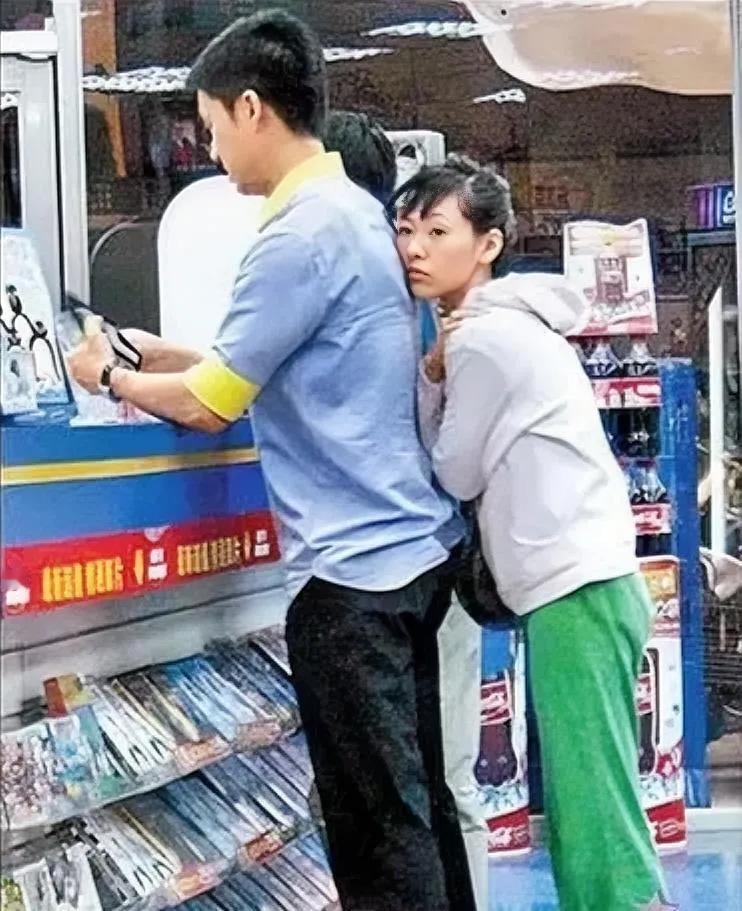其实许雅钧出身知识分子家庭，据传读的哥伦比亚大学建筑规划设计系（会不会是巴纳德学
