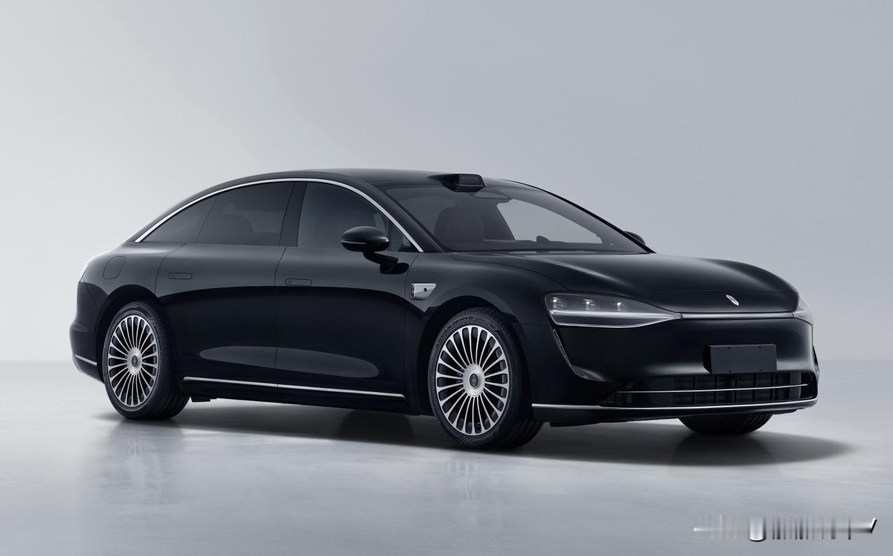 新款享界S9，黑化的轮毂，黑化车标及车名。运动风格更加强烈。