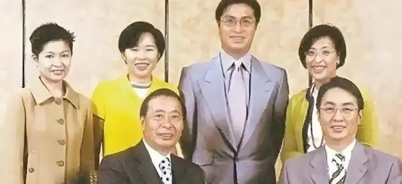 李兆基有2个儿子3个女儿，大儿子李家杰出生于1963年，性格比较沉稳低调，不喜欢