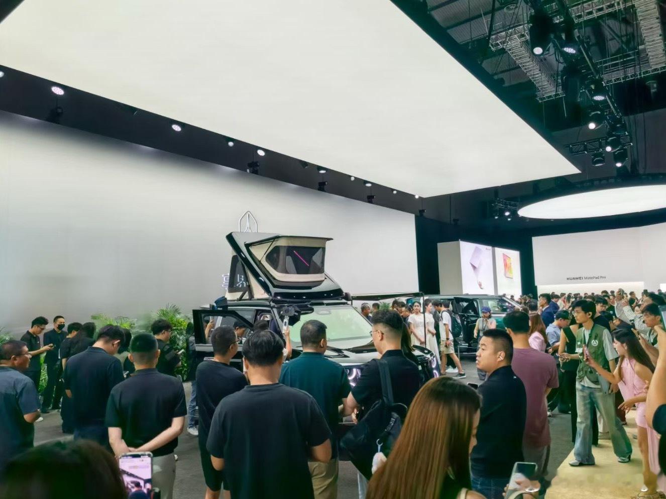 据说昨晚看享界G9展车的人挺多，今天会出全国100个城市的到店情况一图全览。