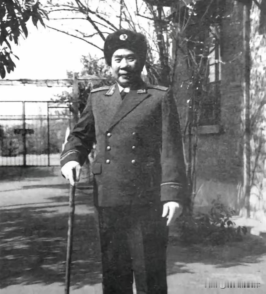 60年代暴徒持枪闯少将家，枪口顶头勒令缴枪，将军冷笑：朝这打！上世纪60年