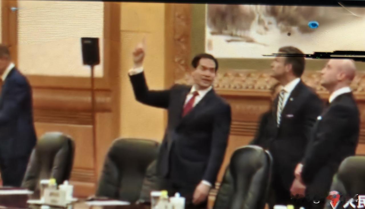 准备会谈前夕，鲁比奥似乎对会谈的大堂布置很有兴趣，特别对头顶的灯光很好奇，不时的