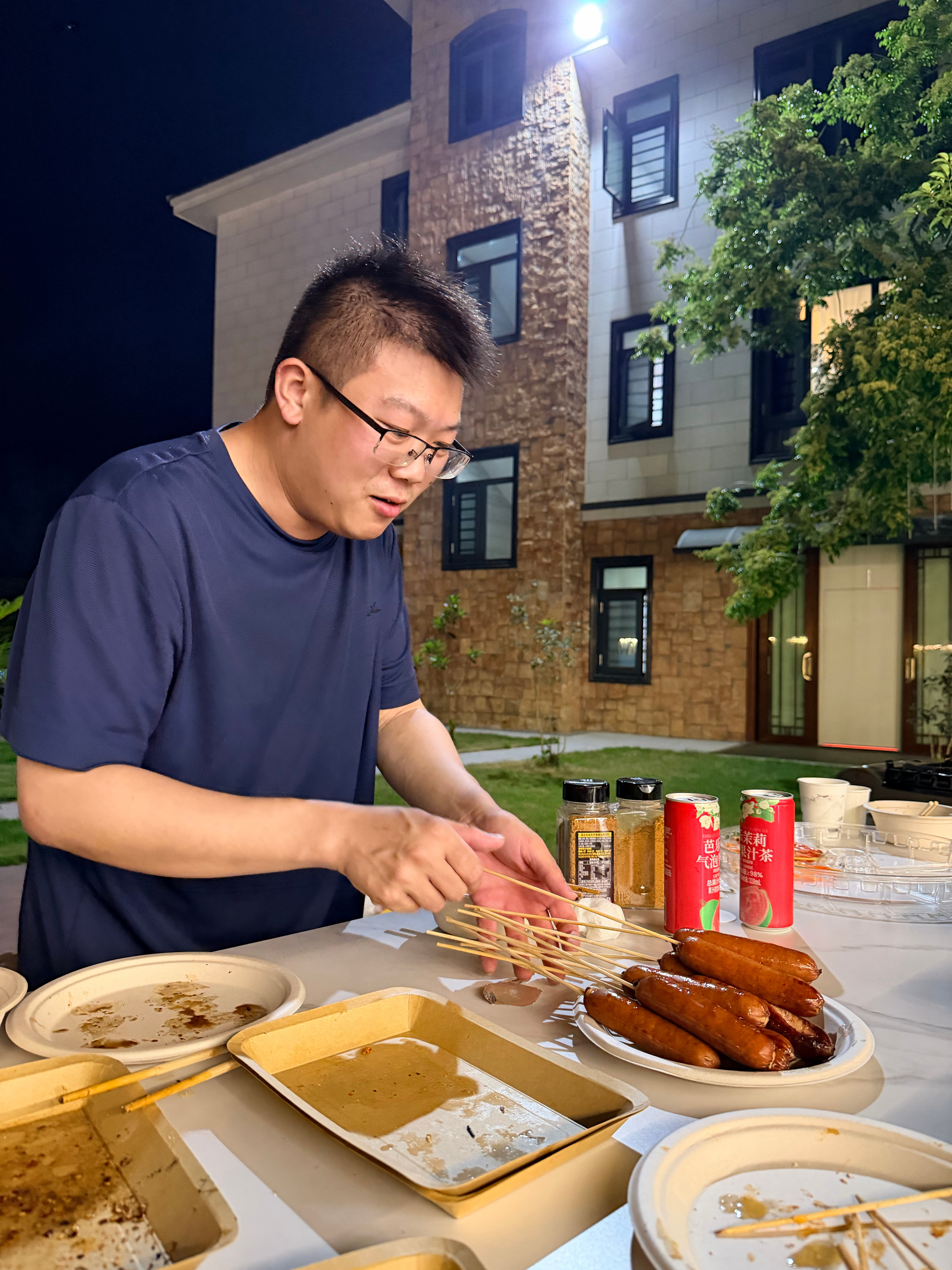 真好啊大学同学聚会～我只负责买，其他烤，做，干都有人做，真开心啊，我就负责吃了